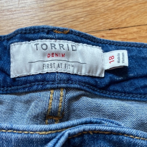Torrid Denim Jean Shorts First At Fit Mid Wash 5 Inch Inseam Mid-Rise High Rise - Picture 3 of 6